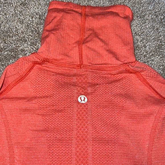 Lululemon Run: Swiftly Turtleneck Love Red Size 6 - Picture 14 of 15